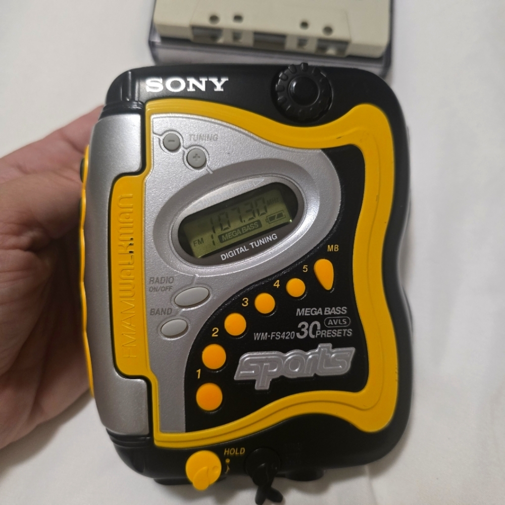 Vintage Sony Sports FM/AM Walkman Radio. Radio Works. Tape Im Not Sure. 90s